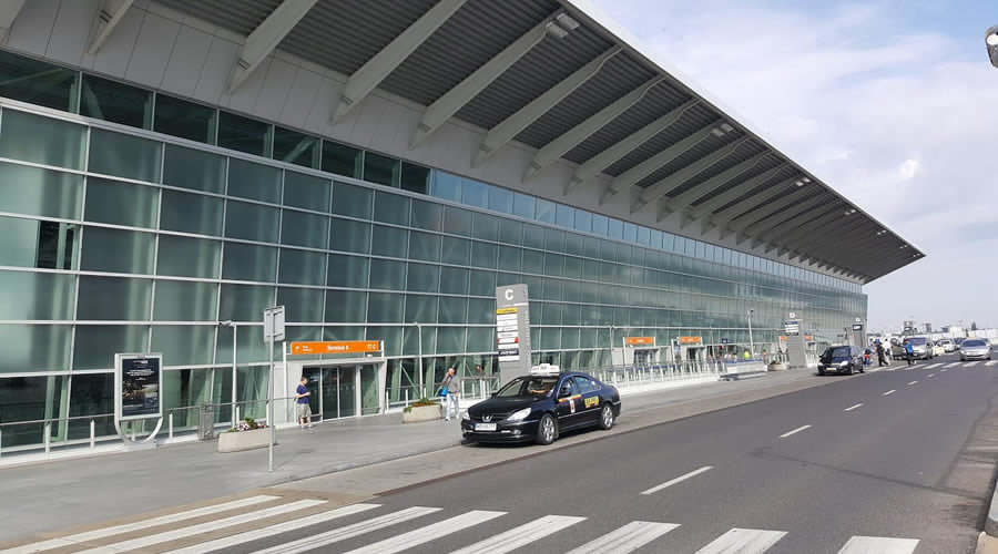 Парковка в аэропорту Варшавы 