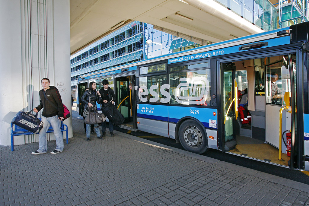 Автобус-экспресс из аэропорта Праги в центр города